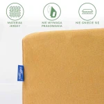 Prześcieradło jersey z gumką w kolorze musztardowym, rozmiar 140x200 cm. Widok z boku na złożoną tkaninę, materiał o gładkiej fakturze. Na brzegu widoczna niebieska metka DARYMEX. Produkt nie wymaga prasowania i nie gniecie się.