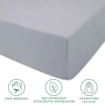 Prześcieradło jersey z gumką w kolorze popielatym, wykonane w 100% z bawełny, z gramaturą 130 g/m². Złożone, z gumką na brzegach, idealnie dopasowuje się do materaca 80x160 cm. Widoczna tekstura dzianiny, na białym tle, bez dodatkowych wzorów.