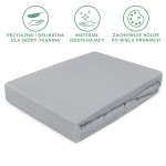 Prześcieradło jersey z gumką 160x200 w kolorze popielatym, leżące na płaskiej powierzchni. Tkanina jest gładka, elastyczna, z niewielką teksturą. Widoczna gumka zapewnia stabilność. Tło jest jednolite, białe.