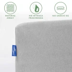 Prześcieradło jersey z gumką 180x200 w kolorze popiel. Ułożone na białym tle, widoczne detale: miękka tekstura i elastyczna gumka. Etykieta z logo DARYMEX. Wskazówki dotyczące pielęgnacji: nie wymaga prasowania, nie gniecie się.