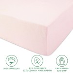 Prześcieradło jersey z gumką 80x160 w kolorze róż kwarcowy, wykonane z 100% bawełny, z widoczną, gładką fakturą. Ułożone poziomo, z gumką do zabezpieczenia, przedstawione na jasnym tle.