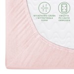 Prześcieradło jersey z gumką w kolorze różu kwarcowego, rozmiar 80x160. Widoczne okrągłe wycięcie na rogach oraz faktura materiału. Detale z informacjami o wytrzymałej gumie, dobrze przylegającej do materaca. Ujęcie z boku, tło jasne.