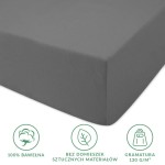 Prześcieradło jersey z gumką 140x200 w szarym kolorze, wykonane z 100% bawełny, leżące na płaskiej powierzchni. Zbliżenie na fakturę materiału, z widocznymi wszytymi gumkami. Tło białe, prosty krój, brak wzorów. Gramatura 130 g/m².