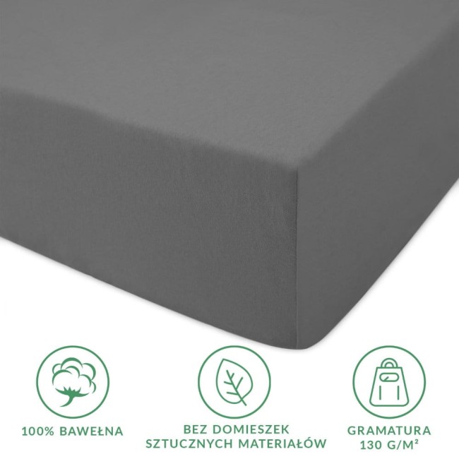 Prześcieradło jersey z gumką 140x200 w szarym kolorze, wykonane z 100% bawełny, leżące na płaskiej powierzchni. Zbliżenie na fakturę materiału, z widocznymi wszytymi gumkami. Tło białe, prosty krój, brak wzorów. Gramatura 130 g/m².