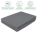 Prześcieradło jersey z gumką 180x200 w kolorze szarym, ułożone na płasko. Materiał jest elastyczny, gładki i matowy, idealnie dopasowujący się do materaca.