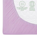 Prześcieradło jersey z gumką w kolorze wrzosowym, o wymiarach 200x220 cm. Ujęcie z góry, prezentujące krawędź z gumką, z napisem opisującym jej grubość i wytrzymałość. Faktura materiału gładka, a tło białe, co podkreśla kolor prześcieradła.