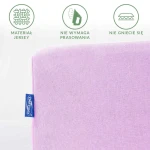 Prześcieradło jersey z gumką w kolorze wrzosowym, leżące na białym tle. Materiał gładki, nie wymaga prasowania, nie gniecie się. Widoczna metka z logo DARYMEX. Produkt w rozmiarze 160x200 cm, świetny do aranżacji sypialni.