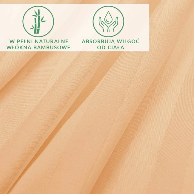 Bamboo satyna bawełniana w kolorze beżowym, widoczna struktura materiału, miękka i gładka. W zbliżeniu na fałdy prześcieradła, z czytelnymi napisami: „W pełni naturalne włókna bambusowe” oraz „Absorbują wilgoć od ciała”.