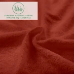 Prześcieradło frotte z gumką w kolorze bordo, leżące na gładkiej powierzchni. Materiał teksturowany, gruby i elastyczny, idealny do materaca o wymiarach 90x200 cm. Na zdjęciu widoczna jest faktura tkaniny, logo na tle nieczytelne.