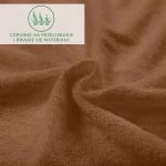 Prześcieradło frotte z gumką 90x200 w kolorze czekoladowym, zbliżenie na miękką, teksturowaną fakturę materiału, ukazującą gładkie wykończenie. Tło jednolite, bez wzorów, akcentujące kolor i strukturę tkaniny.