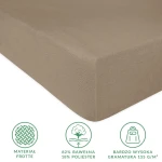 Prześcieradło frotte z gumką w kolorze kakao, rozmiar 90x200 cm. Zbliżenie na zachowaną teksturę tkaniny, wykonane w 82% z bawełny i 18% z poliestru, z wysoką gramaturą 155 g/m². Widoczne logo oraz symbole dotyczące materiału i właściwości.