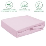 Prześcieradło frotte z gumką 90x200 w kolorze wrzosowym, leżące na białym tle, z widoczną teksturą materiału. Ujęcie z boku, pokazujące zwinięty brzeg. Produkt wykonany z oddychającego materiału, odporny na mechacenie.