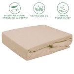 Prześcieradło frotte z gumką 120x200 w kolorze beżowym, leżące na płaskiej powierzchni. Wykonane z materiału o miękkiej, przyjemnej w dotyku fakturze. Widoczne gumki na brzegach zapewniające stabilne mocowanie. Brak dodatkowych wzorów czy napisów.
