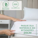 Prześcieradło frotte z gumką 120x200 cm w kolorze białym, rozłożone na materacu. Na zdjęciu widoczna ręka trzymająca materiał, z napisem Pasuje dla materaca do wysokości 20 cm. Tło neutralne, stonowane, z miękkim podświetleniem.