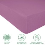 Prześcieradło frotte z gumką w kolorze jasnego fioletu, o wymiarach 120x200 cm. Wykonane z materiału 82% bawełny i 18% poliestru, o gramaturze 155 g/m². Widoczny detal krawędzi i tekstura materiału.