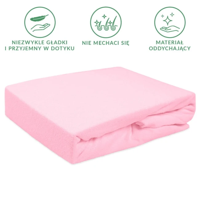 Prześcieradło frotte z gumką 140x200 w kolorze jasnego różu, złożone, prezentujące gładką fakturę materiału. Kąt ujęcia z boku, na jednolitym tle, ukazującym detale brzegów i gumki.