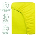 Prześcieradło frotte z gumką w kolorze limonkowym rozmiaru 140x200. Zbliżenie na gładką powierzchnię i elastyczną gumę obszytą po całym obwodzie, zapewniającą mocne trzymanie. Proste tło podkreśla intensywność koloru.