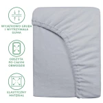 Prześcieradło frotte z gumką w kolorze popielatym, rozmiaru 140x200 cm, leżące na jednolitym tle. Produkt ma elastyczny materiał oraz mocną, obwodową gumkę, co zapewnia stabilne dopasowanie do materaca.