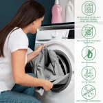 Prześcieradło frotte z gumką 140x200 w kolorze popiel na tle pralki. Kobieta wkłada materiał do bębna. Widoczna instrukcja prania z symbolami dotyczącymi konserwacji. Prosty, jednolity kontekst zastosowania.