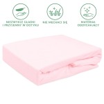 Prześcieradło frotte z gumką w kolorze róż kwarcowy, o wymiarach 140x200 cm, leży na stół w pozycji złożonej. Materiał jest teksturowany, miękki i przyjemny w dotyku, z widoczną gładką powierzchnią. Brak dodatkowych elementów lub wzorów.