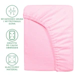Prześcieradło frotte z gumką 160x200 w kolorze jasnego różu, ułożone na płasko, z widoczną elastyczną gumką obszytą po całym obwodzie. Materiał ma teksturę miękką i przyjemną w dotyku, podkreślając funkcjonalność i wygodę użytkowania.