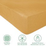 Prześcieradło frotte z gumką w kolorze musztardowym, rozmiar 160x200 cm. Kąt ujęcia z boku, ukazuje teksturowaną powierzchnię materiału. Widoczne napisy na etykietach informują o składzie: 82% bawełna, 18% poliester oraz wysokiej gramaturze 155 g/m².