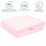 Prześcieradło frotte z gumką w kolorze róż kwarcowy, rozmiar 160x200 cm, leży na białym tle. Materiał jest gładki w dotyku, z widoczną gumką na bokach. Brak dodatkowych zdobień lub napisów na powierzchni.