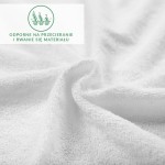 Białe prześcieradło frotte z gumką w rozmiarze 180x200 cm, o miękkiej, teksturowanej powierzchni. Widoczne zagięcia materiału, co podkreśla jego elastyczność. Prześcieradło odporne na przetarcia i rwanie.