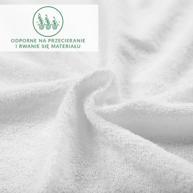 Białe prześcieradło frotte z gumką w rozmiarze 180x200 cm, o miękkiej, teksturowanej powierzchni. Widoczne zagięcia materiału, co podkreśla jego elastyczność. Prześcieradło odporne na przetarcia i rwanie.