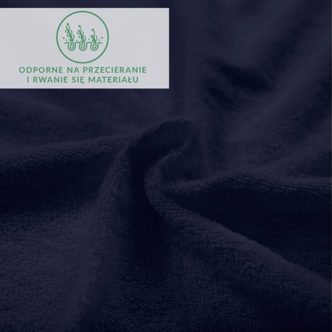 Prześcieradło frotte z gumką o wymiarach 180x200 cm w ciemnym granacie. Zbliżenie na miękką i teksturowaną powierzchnię materiału, podkreślając szczegóły struktury. Widoczne logo informujące o odporności na przecieranie i rwanie.