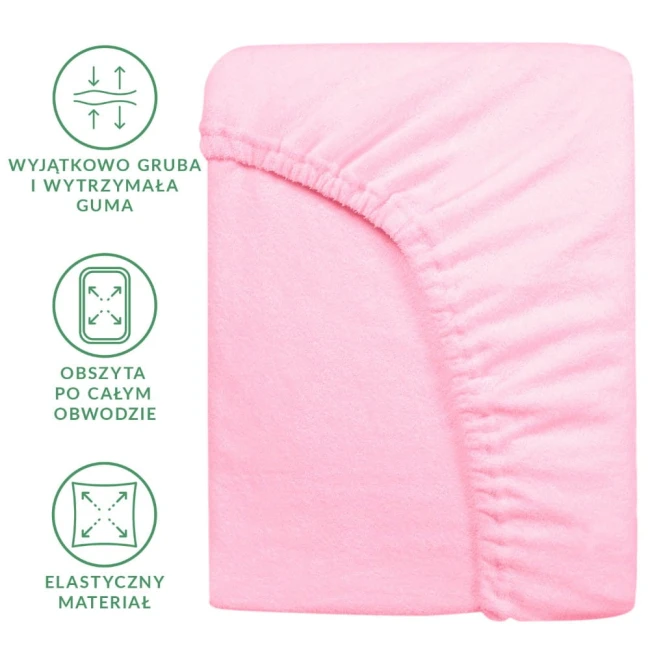 Prześcieradło frotte 180x200 w jasnym różu, z gumką umieszczoną na całym obwodzie. Materiał elastyczny, gładki w dotyku. Ułożone leżąco, pokazujące kształt i fakturę. Fotel to proste tło, co podkreśla kolor i detale produktu.