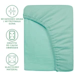 Prześcieradło frotte z gumką 180x200 w jasnym turkusie, leżące na białym tle. Widoczna faktura materiału oraz gruba, elastyczna guma obwodowa, trzymająca prześcieradło na miejscu. Zbliżenie na brzegi pokazujące wykończenie.
