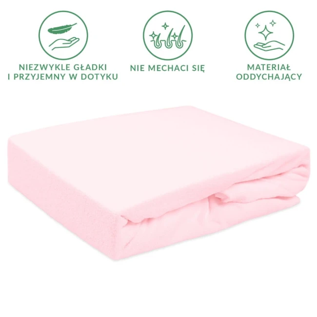 Prześcieradło frotte z gumką w kolorze różu kwarcowego, leżące poziomo. Wykonane z gładkiego i przyjemnego w dotyku materiału, rozmiar 180x200 cm. Widoczne detale tkaniny i staranne wykończenie brzegów. Produkt na jednolitym tle.