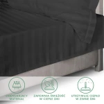 Prześcieradło bambusowe w kolorze czarnym, o wymiarach 220x260 cm, z delikatnym wzorem w paski. Ułożone na łóżku z szarej tapicerki, z widoczną poduszką. Przestrzeń z informacjami o właściwościach materiału w dolnej części zdjęcia.