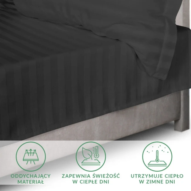 Prześcieradło bambusowe w kolorze czarnym, o wymiarach 220x260 cm, z delikatnym wzorem w paski. Ułożone na łóżku z szarej tapicerki, z widoczną poduszką. Przestrzeń z informacjami o właściwościach materiału w dolnej części zdjęcia.