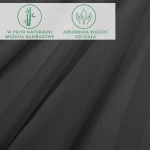 Bambusowe prześcieradło satynowe w kolorze czarnym z delikatnym wzorem pasków. Zbliżenie na materiał ukazuje teksturę tkaniny. Na tle materiału widoczne są dwa zielone symbole z napisami: W pełni naturalne włókna bambusowe oraz Absorbuje wilgoć od ciała.