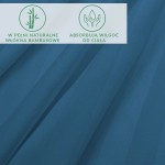 Bambusowe prześcieradło w chabrowym kolorze, wykonane z satyny bawełnianej, leży na płaskiej powierzchni, prezentując szczegółową strukturę tkaniny. Na podłożu widoczne są napisy informacyjne o właściwościach materiału.