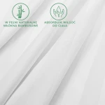 Prześcieradło bambusowe w kolorze białym, o satynowej strukturze, wykonane z włókien bambusowych. Ujęcie z góry ukazuje delikatne, gładkie fałdy materiału oraz widoczne znaki informacyjne dotyczące naturalnych włókien i właściwości chłonnych.