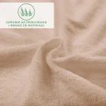 Prześcieradło frotte w kolorze beżowym, o wymiarach 200x220 cm, z delikatną, teksturowaną powierzchnią. Ujęcie z bliska na materiał, który jest sofistykowany i odporny na przecieranie, osłonięty grafiką informacyjną o właściwościach.
