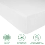 Prześcieradło frotte z gumką w białym kolorze, o wymiarach 200x220 cm. Ujęcie z boku, z widoczną teksturą materiału. Z bliska widać delikatny splot oraz gumkę, która zapewnia stabilność. Idealne do łóżka, na prostym tle.