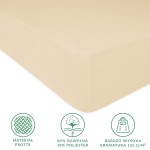 Prześcieradło frotte z gumką 200x220 w kolorze jasny beż, wykonane z materiału frotte (82% bawełny, 18% poliestru), leży na gładkiej powierzchni. Widoczne są informacje o składzie i wysokiej gramaturze.