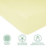 Prześcieradło frotte z gumką w kolorze kremowym, wymiary 200x220 cm. Wykonane z materiału o składzie 82% bawełna i 18% poliester, z wysoką gramaturą 155 g/m². Uchwycone z boku, pokazujące teksturę frotte.
