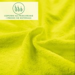 Prześcieradło frotte z gumką w intensywnym kolorze limonkowym, w ujęciu zbliżonym, ukazującym teksturę materiału. Tkanina jest miękka, z widoczną charakterystyczną pętelkową strukturą, co zapewnia wygodę użytkowania.