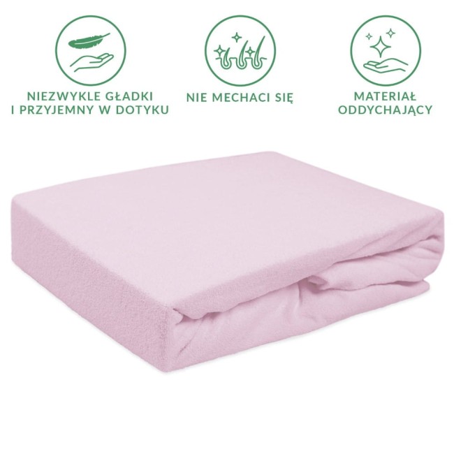 Prześcieradło frotte z gumką 200x220 w kolorze wrzosowym, leżące na białym tle. Tekstura materiału jest gładka i przyjemna w dotyku, z widoczną gumką zapewniającą stabilność. Produkt przedstawiony w formie złożonej, bez żadnych dodatkowych akcesoriów.