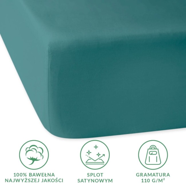 Prześcieradło satynowe z gumką 90x200 w kolorze ciemnego turkusu, leżące na płaskiej powierzchni. Materiał o gładkiej, błyszczącej teksturze, doskonale dopasowane do materaca. Widoczne informacje o składzie i gramaturze na dole.