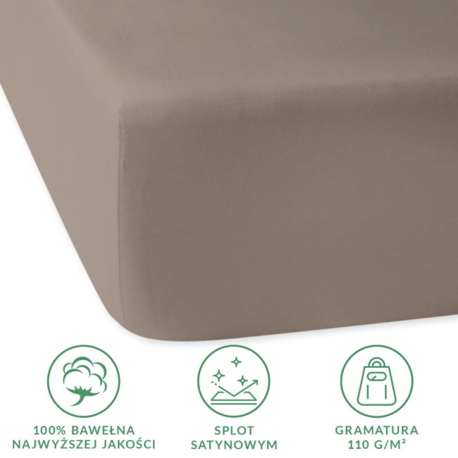 Prześcieradło satynowe z gumką 140x200 w kolorze ciemnego beżu, leżące na płaskiej powierzchni. Materiał wykonany z 100% bawełny o gramaturze 110 g/m², gładka tekstura. Widoczne logo oraz symbole jakościowy na etykietach.
