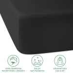 Prześcieradło satynowe z gumką w kolorze czarnym, wykonane z 100% bawełny, o gramaturze 110 g/m². Ułożone na boku, prezentuje gładką, błyszczącą powierzchnię oraz elastyczne wykończenie. Idealne do łóżka o wymiarach 140x200 cm.