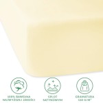 Prześcieradło satynowe 140x200 w kolorze kremowym, wykonane z 100% bawełny. Ułożone na płasko, ukazujące gładką fakturę materiału. Widoczne logo i symbole dotyczące jakości tkaniny oraz gramatury. Tło białe, proste.