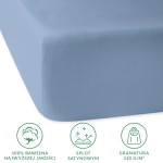 Prześcieradło satynowe z gumką 140x200 w kolorze błękitnym, leżące z boku. Materiał to 100% bawełna o gramaturze 110 g/m². Widoczne detale: gładka faktura i elastyczna gumka. W tle neutralne, jasne.