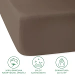 Prześcieradło satynowe z gumką 140x200 w kolorze sepia, leżące na gładkiej powierzchni, z widocznymi, wykończonymi brzegami. Materiał o przezroczystym splocie, 100% bawełny, z logo i właściwościami informacyjnymi obok. Idealne do dopasowania na materac.
